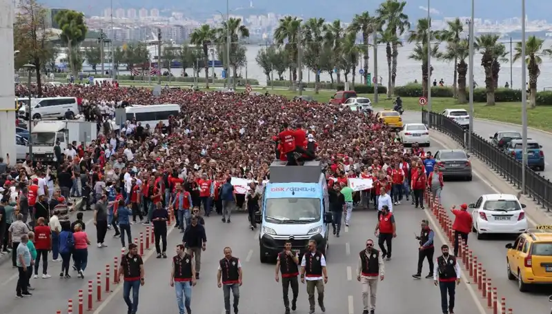 İzmir'deki Grevde Yüzlerce İşçi Hakları İçin Mücadele Ediyor