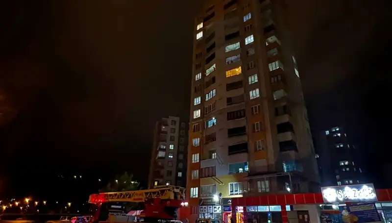 Yıldırım Düşmesiyle Apartmanın Çatısı Neden Hasar Gördü?