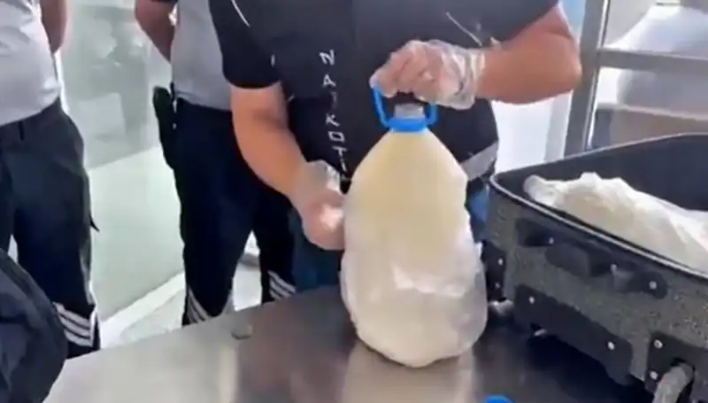 Havalimanında Süt Şişesinde Yakalanan 12 Kilo Uyuşturucu Şaşkınlık Yarattı
