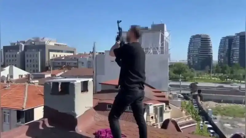 İstanbul'da Çatı Operasyonu: Bacadan AK-47 Ele Geçirildi!