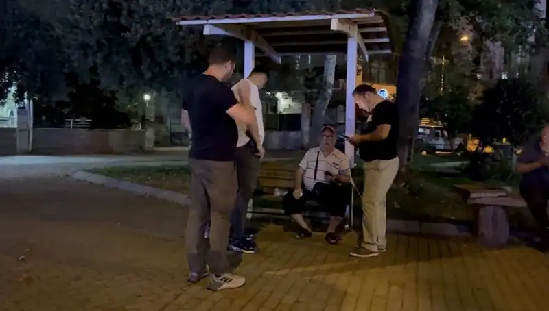 Görme Engelli Adamın Telefonunu Çalan Hırsız Güvenlik Kamerasına Yakaladı