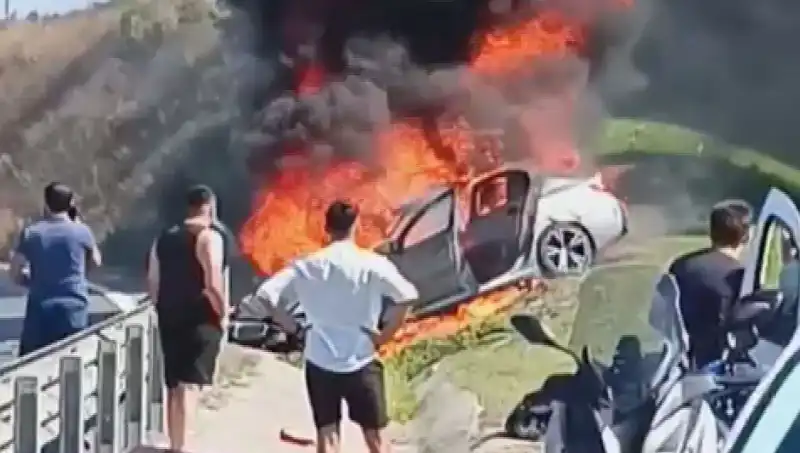 TEM Otoyolu'nda Feci Kaza: Araç Alev Alev Yandı, Sürücü Yaralı!