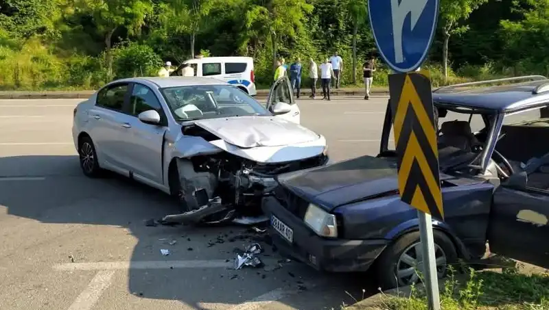 Görele'de Feci Kaza: Sürücü Araç Camından Fırladı, Sıhhat Durumu Merak Ediliyor!
