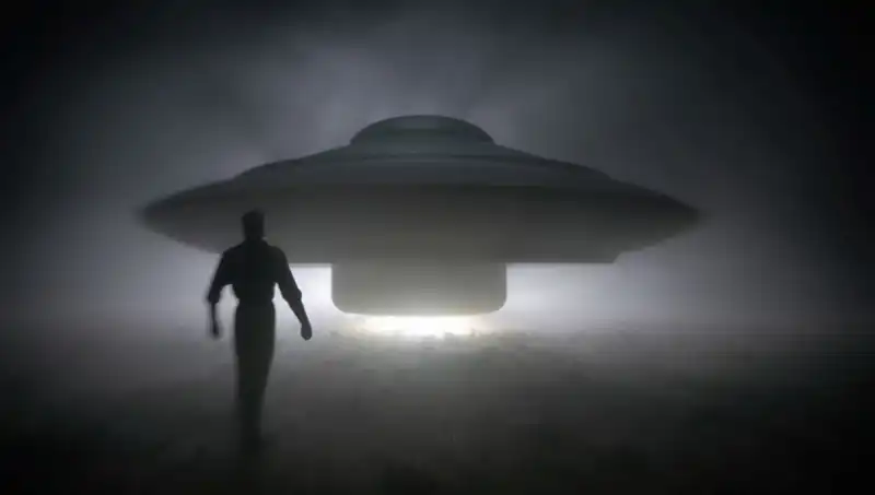 UFO Uzmanı Şok Edici Uyarıda Bulundu: "Uzaylılar Masum İnsanları Amaçsızca Öldürüyor"