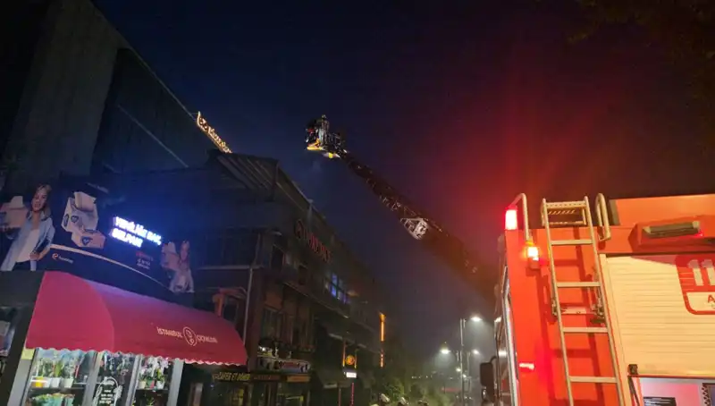 Beşiktaş'ta 3 Katlı Restoranda Yangın: İtfaiye Zamanla Yarıştı