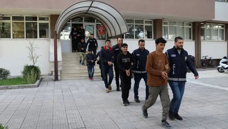 Türkiye’nin İki İlinde 21 Düzensiz Göçmen Yakalandı: Olayın Ayrıntıları