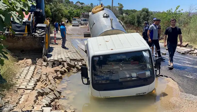 Bodrum’da Su Hattı Patladı: Tanker Çukura Düştü, Kriz Yaşandı