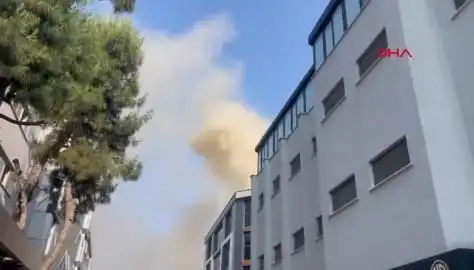 İstanbul'da 4 Katlı İş Merkezinde Şiddetli Yangın: İtfaiye Ekibi Olay Yerinde