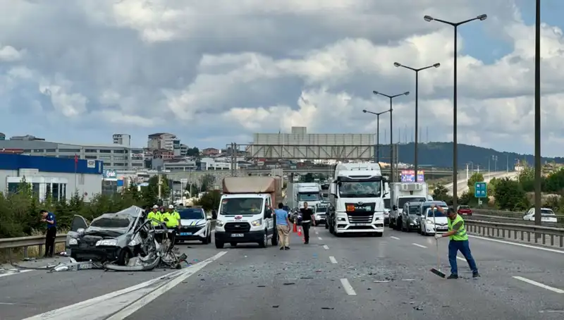 Otoyolda Can Pazarı: Üç Kişi Araçta Sıkıştı, Trafik Durduruldu