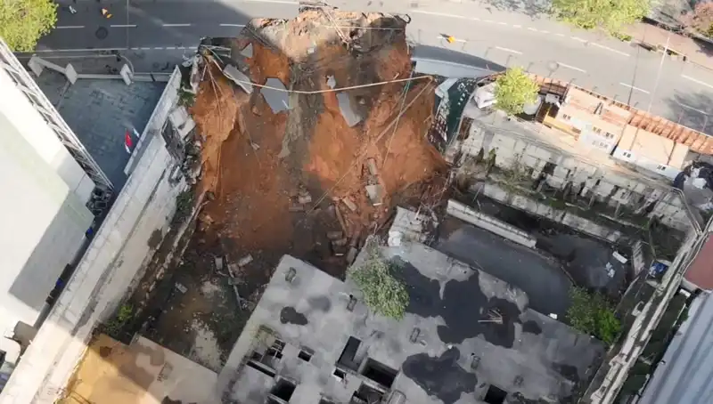 Sarıyer'de Yol Çökmesi: Cadde Uzun Süre Trafiğe Kapatıldı