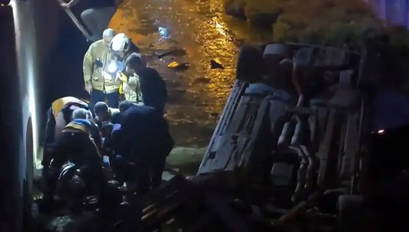 Sürücü Kaza Sonrası Kaçtı, İtfaiye Yaralıyı Hayata Döndürdü