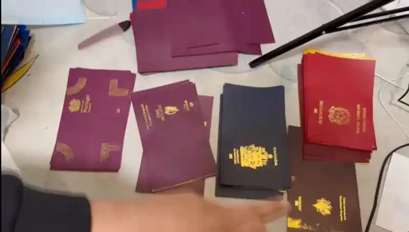 Sahte Pasaport ve Kimlik Belgelerine Büyük Baskın: Suç Şebekesi Çökertildi!