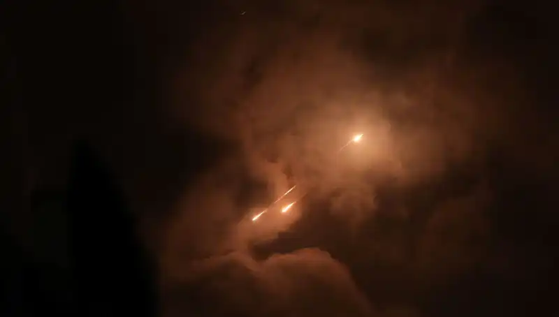 İran’ın Gece Saldırıları: Füzelerin Sırlı Ateşlenme Saatleri Neden Önemli?