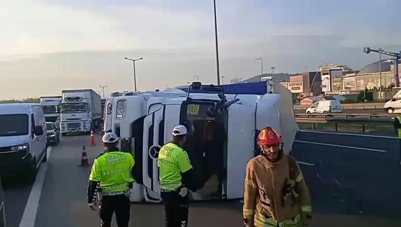 Pendik TEM Otoyolu'nda Devrilen TIR Trafik Kaosuna Neden Oldu