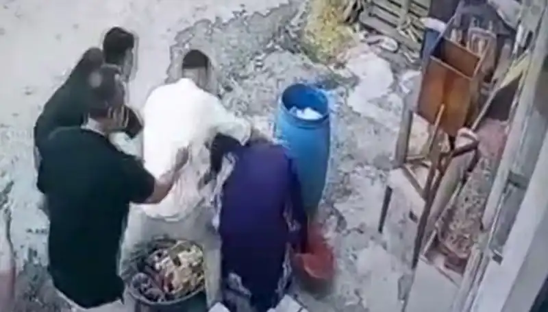 Başakşehir'de Baba ve Oğulun Darbettiği Kadın Hastaneye Kaldırıldı