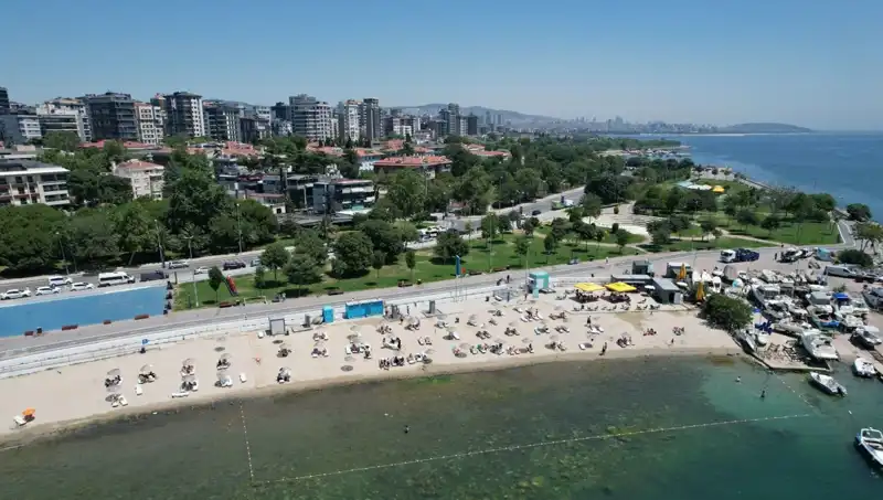 İstanbul'da Sıcak Zeminde Serinlemek İçin Caddebostan Sahili Kalabalıklaştı