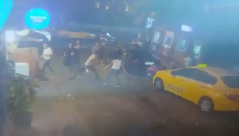 Beyoğlu'nda Yaşanan Laf Atma Kavgasında Kan Aktı: Gerilim İkiye Katlandı