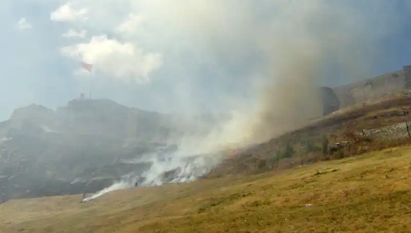 Kars Kalesi Eteklerinde Şiddetli Anız Yangını: Yangının Sebepleri ve Sonuçları