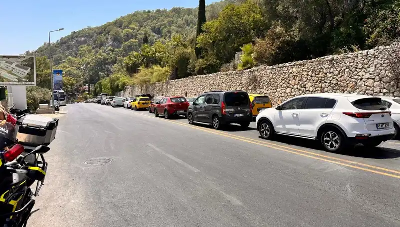 Fethiye-Ölüdeniz Yolunda Tatilci Yoğunluğu: Uzun Kuyruklar Dikkat Çekiyor