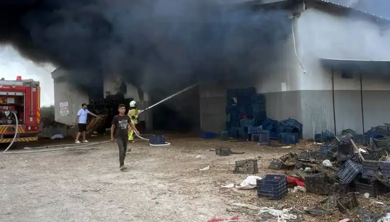 Plasik Kasa Deposunda Çıkan Yangın: Korkutan Dumanlar Yükseldi