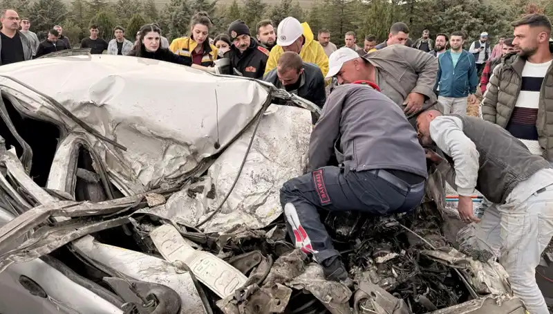 TIR ile Çarpışan Otomobil Kağıt Gibi Ezildi: Korkunç Kaza Anları