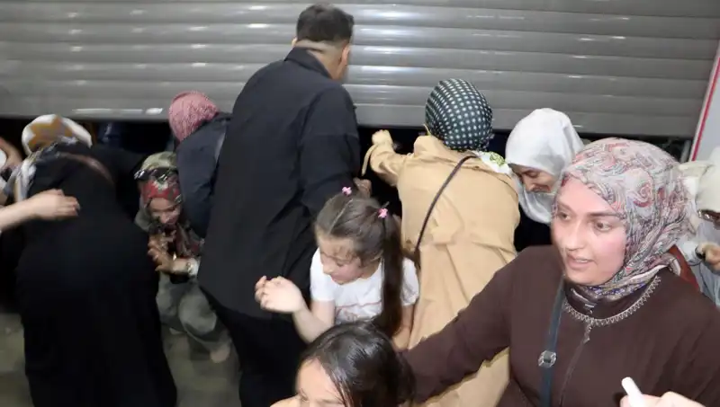 AVM’de Yüzde 50 İndirim Cazibesi: Alışveriş Çılgınlığı Sokaklarda Sürüldü!