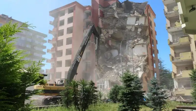 Dalgalar Değil Depremler: Sismik Tehlike İki Binayı Yıktı