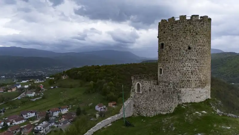 Bosna Hersek’teki Sokolac Kalesi: Tarihin İzlerini Taşıyan Bir Miras