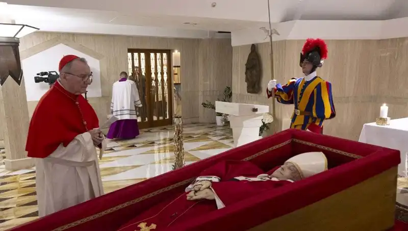 Papa’nın Tabuttaki Fotoğrafları: Tarihi Bir Anın Paylaşımı
