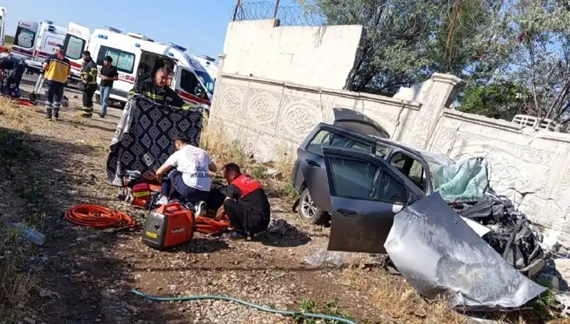 Lastiği Patlayan Araç İstinat Duvarına Çarptı: Feci Kaza Sonrası Can Kaybı ve Yaralılar