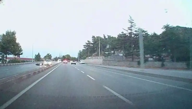 Otomobil ve Motosiklet Çarpıştı: Olay Yerinde Endişe Verici Anlar