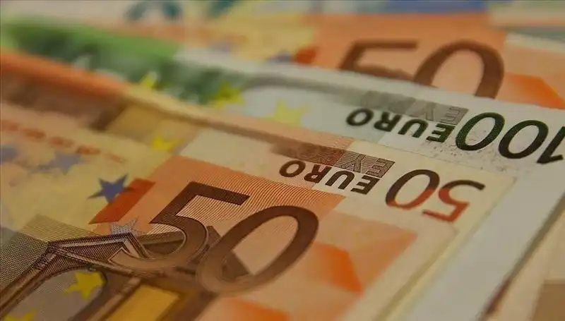 Euro Düşüşe Geçti: Ekonomistler Belirsizliklere Dikkat Çekiyor