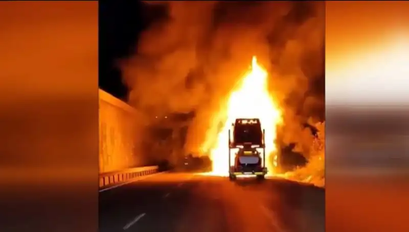 Otomobil Yüklü Tırda Çıkan Yangın: 8 Araç Kül Oldu!