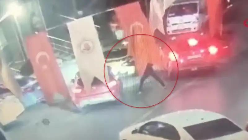Kağıthane'de Sokak Ortasında Cinayet: Genç, Otomobilde Kurşun Yağmuruna Tutuldu