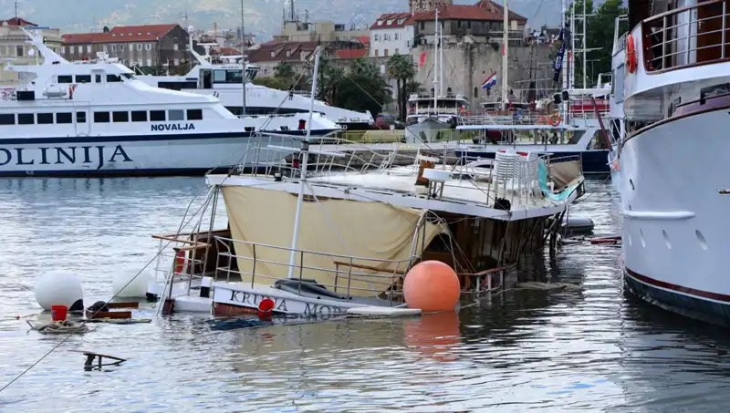 Hırvatistan’da Fırtınanın Gölgesinde Battı: Feribot Gemiyi Suyun Altında Bıraktı