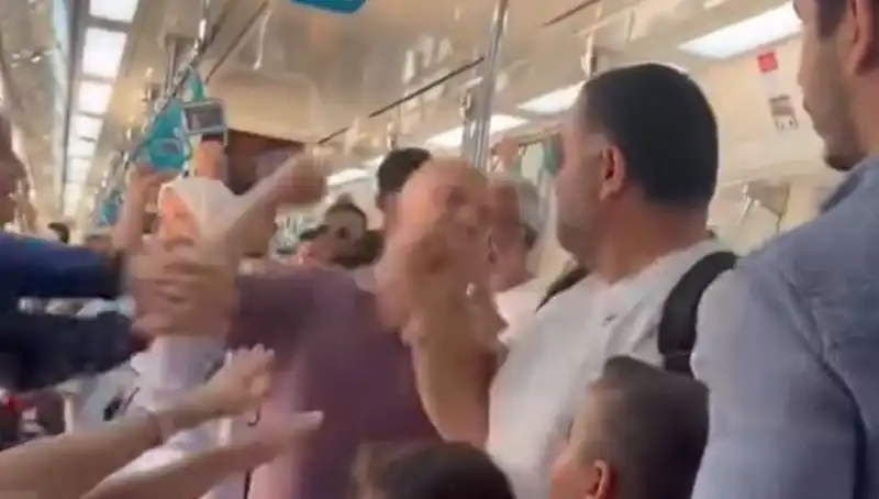 Marmaray’da Korkutan Yumruklu Kavga: Yolcuların Güvenliği Tehlikede