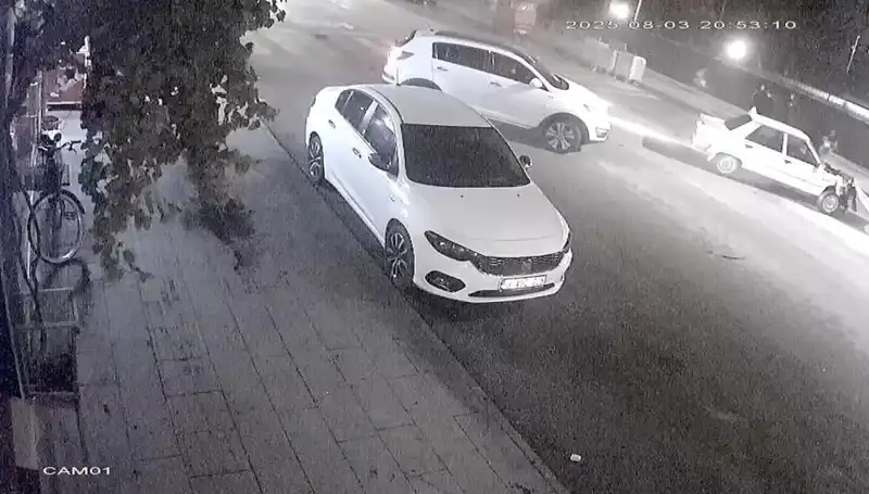 Yayalara Yol Vermek İsteyen Araç Kazasında Korkunç Anlar