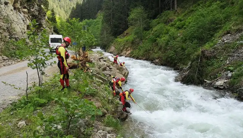 Trabzon'da Dereye Düşen Çocuk Duygulandıran Arama Çalışmaları Başladı