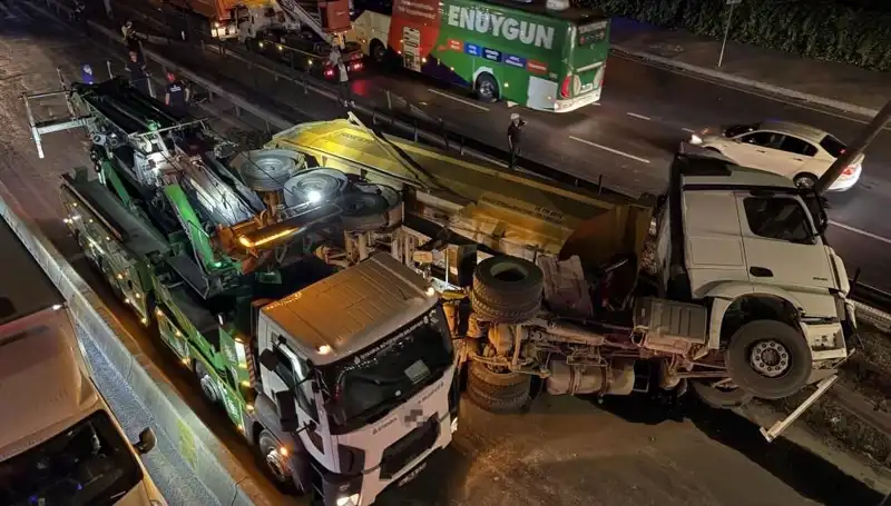 Moloz Yüklü Hafriyat Kamyonu Devrildi: Şehirde Trafik Kaosu Yaratıldı