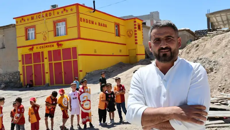 Fanatik Taraftar, Evinin Dış Cephesine Ünlü Futbolcuların İsimlerini Yazdırdı
