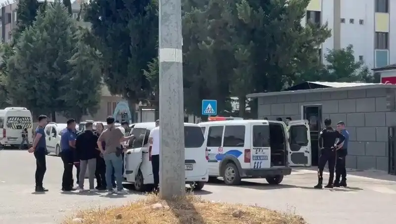 Adliyenin Önünde Yaşanan Kargaşa: İki Aile Arasında Savaş Gibi Kavga!