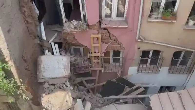 İstanbul'da Üç Katlı Binanın Balkonu Şok Edici Bir Şekilde Çöktü!