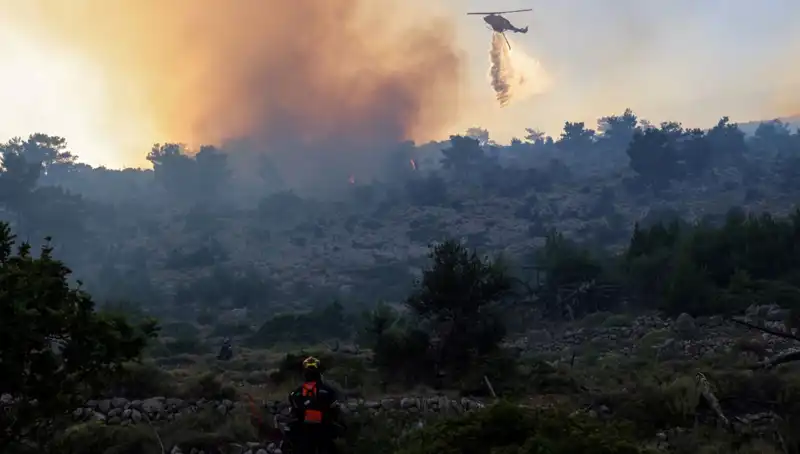 Eğriboz Adası’ndaki Orman Yangını: İki Köy Acil Olarak Tahliye Edildi