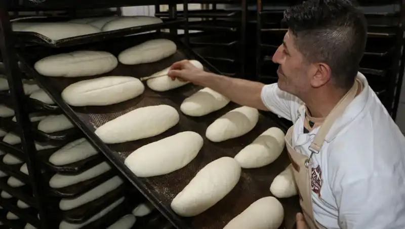 Sıcaklık Rekorları Kırılırken Fırınların Önünde Zorlu Çalışmalar Yapılıyor