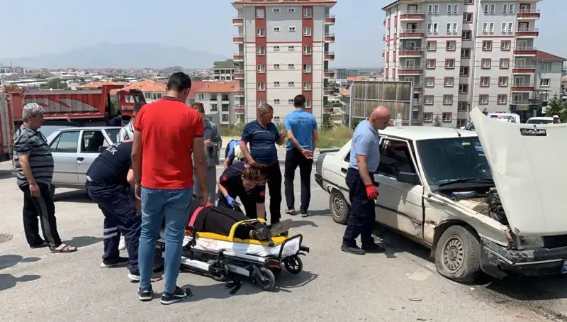 Kavşakta Meydana Gelen Kaza, İki Kişiyi Yaraladı