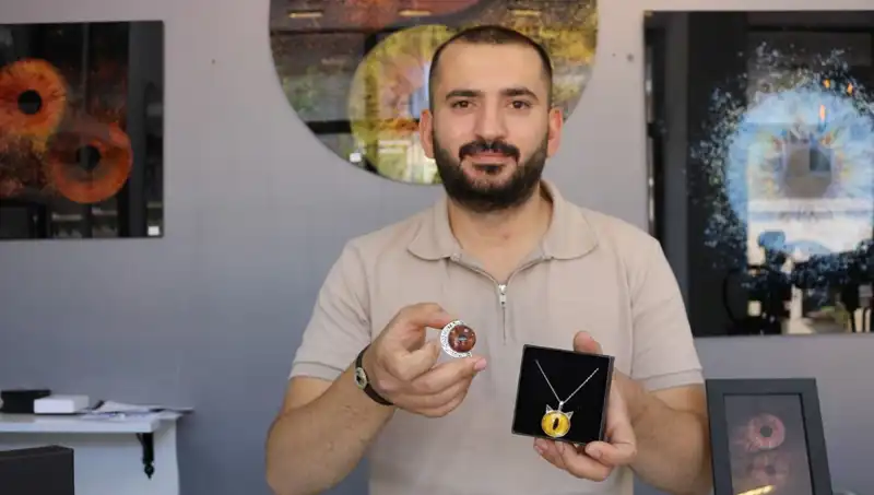 Işık Oyunları: İris Fotoğraflarını Takı ve Tabloya Dönüştüren Sanatçı