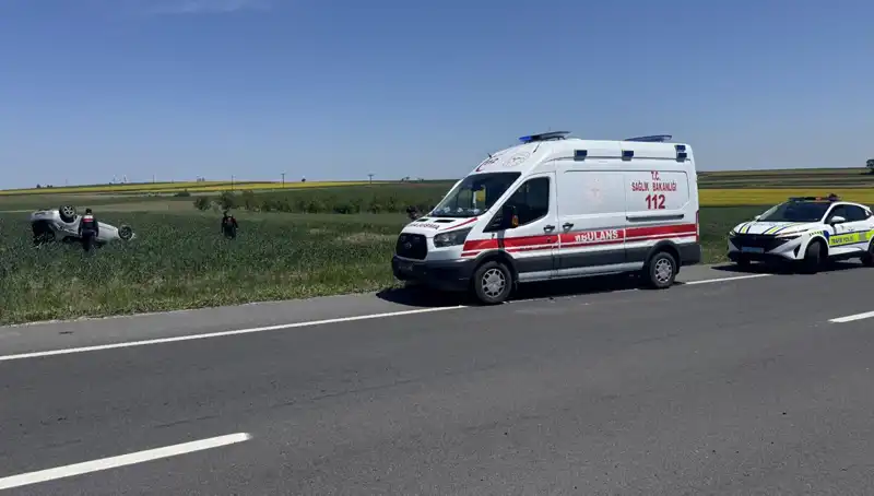 Edirne'de Devrilen Otomobilin Sürücüsü ve Eşi Yaralandı: Korkutan Kaza Anları
