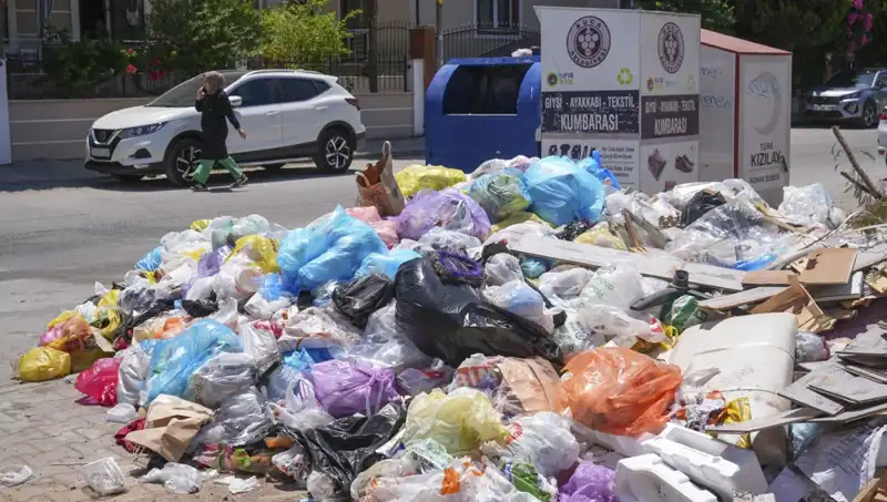 İzmir'de Çöp Yığınları: Şehrin Temizliği Tehlike Altında mı?